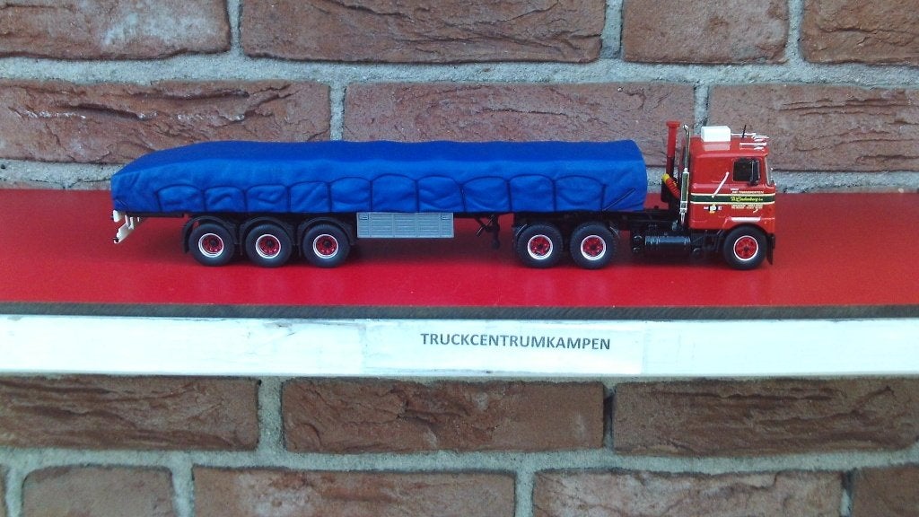 Tekno  Mack  F700   van  Lindenberg.
