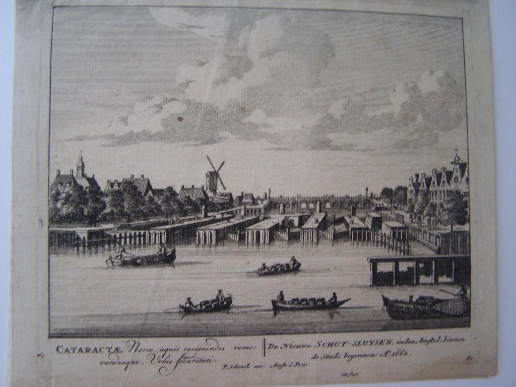 gravure De Nieuwen Schut -Sluysen inden Amstel Amsterdam, Antiek en Kunst, Kunst | Etsen en Gravures, 18 cm, Stadsgezicht, Met tekst