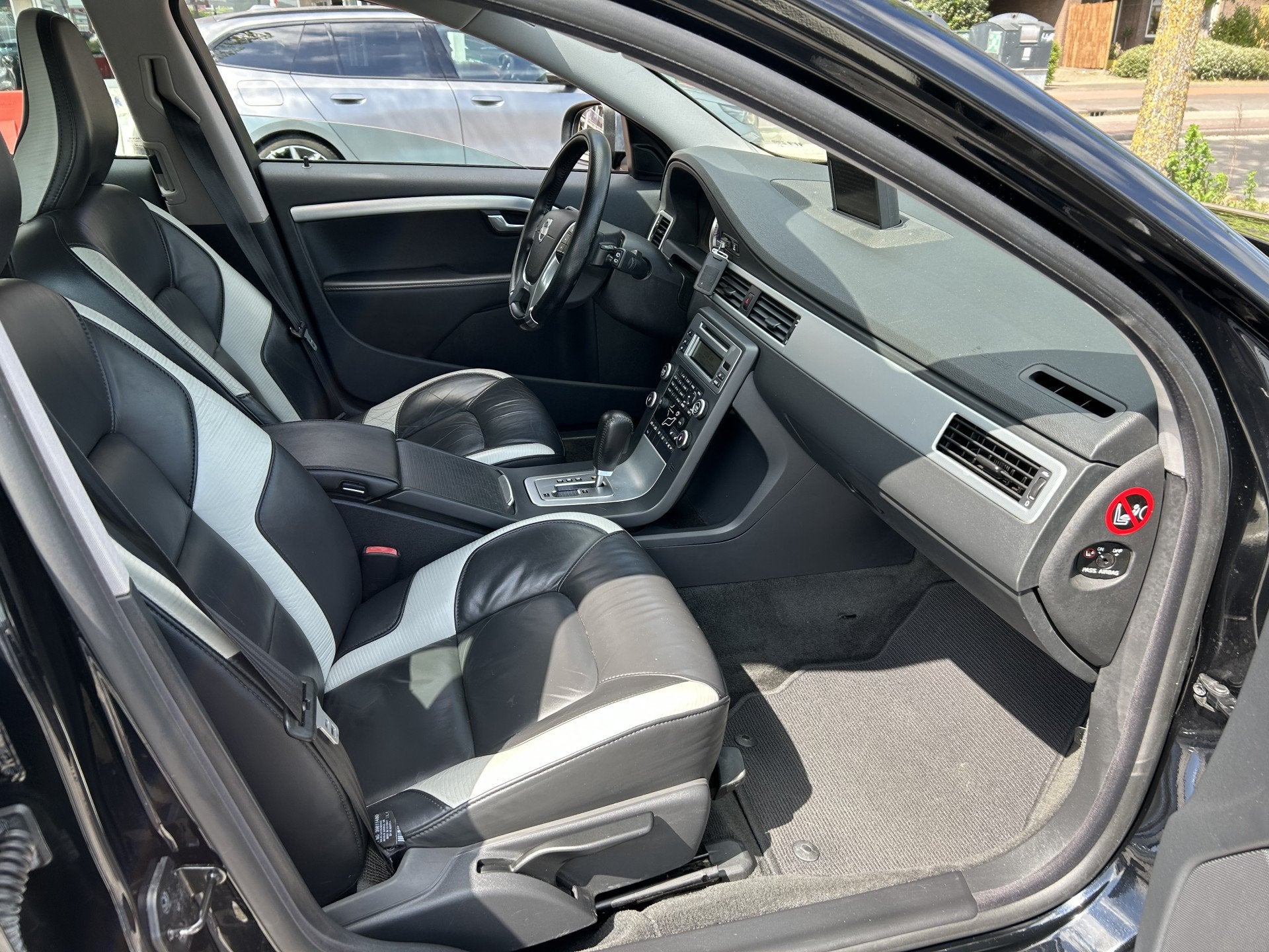 Volvo V70 2.0T R-Edition airco/ecc leer navigatie apk, Euro 5, Zwart, 4 cilinders, Automatische klimaatregeling