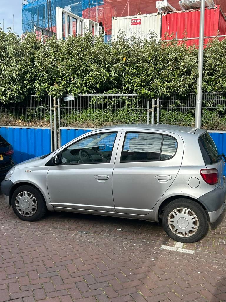 Toyota Yaris 1.0 16V Vvti 5DR Terra 2002 Grijs, Voorwielaandrijving, Stof, 31 €/maand, 4 cilinders