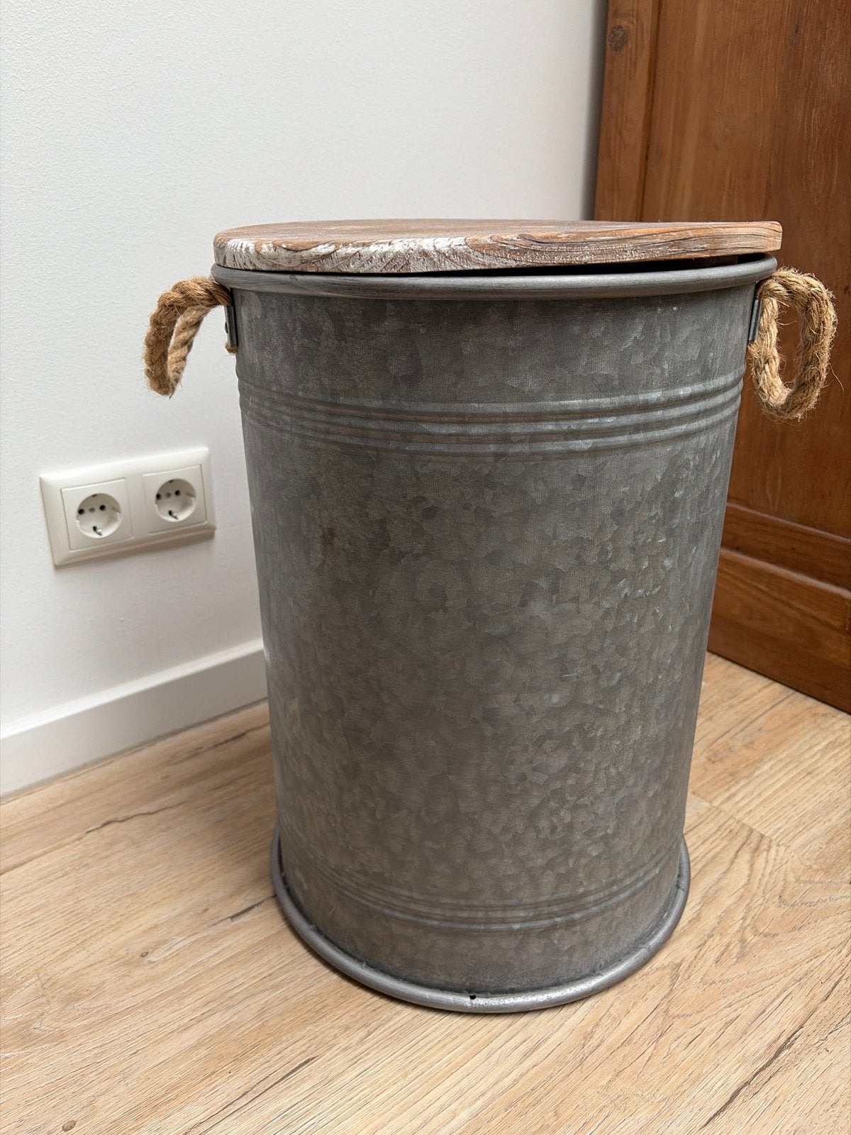 Decoratieve Zinken Emmer met Houten Deksel en Touw Handvatte, Ophalen of Verzenden, Metaal, Grijs, Landelijk