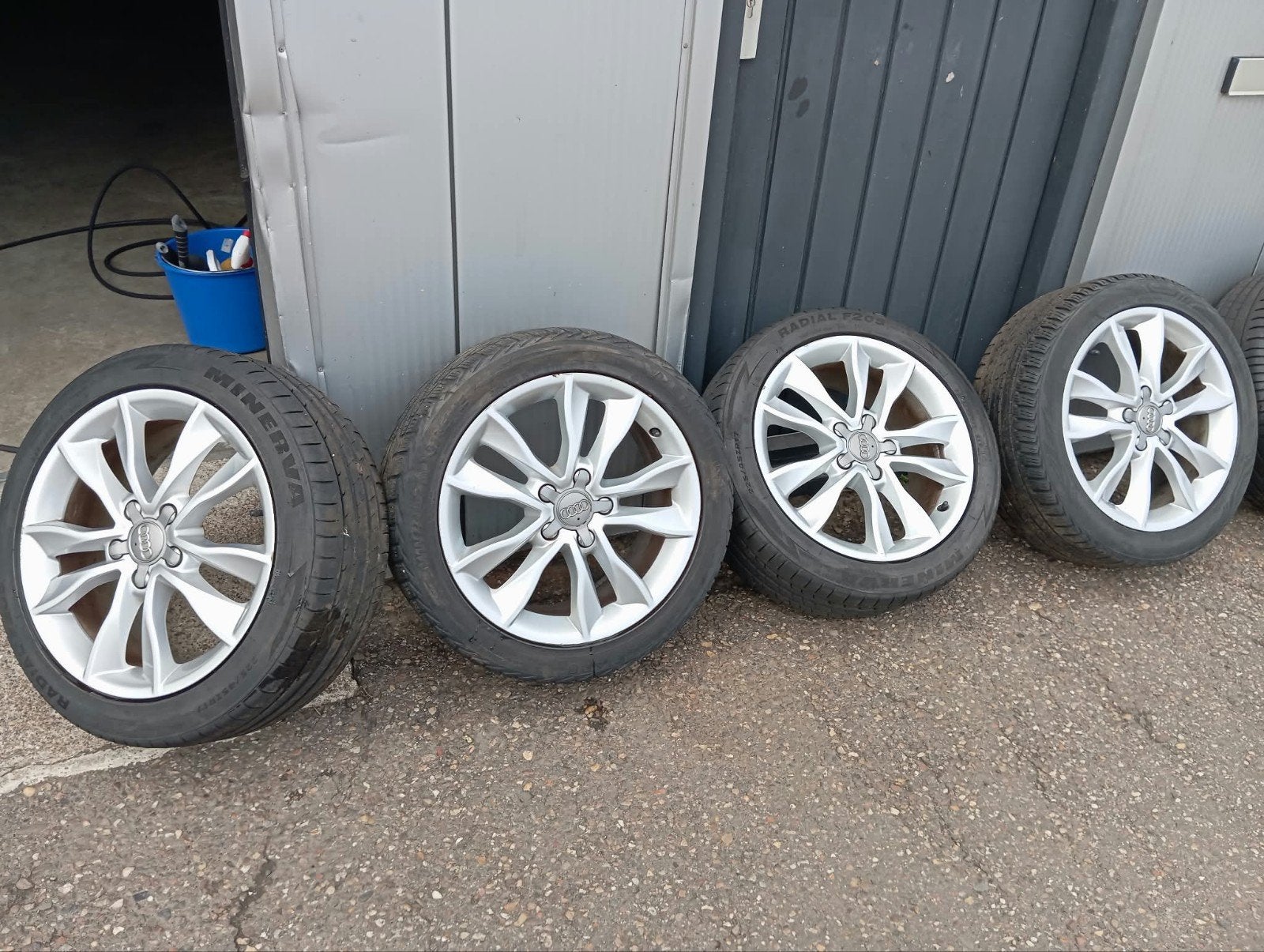Audi 17 inch velgen met Minerva zomerbanden 225/45 R17, Ophalen, Gebruikt, Banden en Velgen, 17 inch