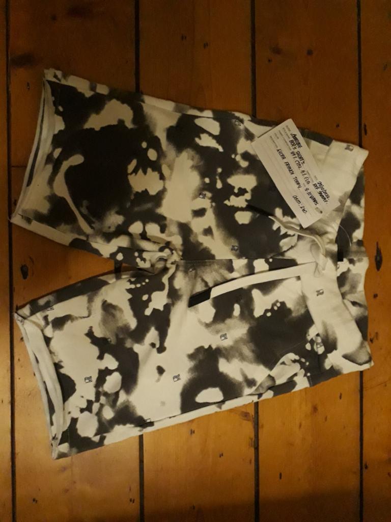 Nieuw! Stoer kort ( Joggingstof) broekje. . Maat 140, Kinderen en Baby's, Kinderkleding | Maat 140, Ophalen of Verzenden, Nieuw