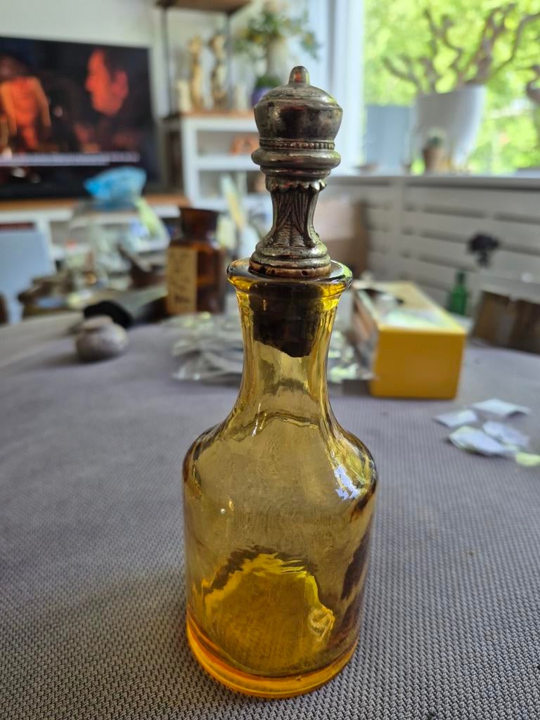 Vintage amberkleurige fles met sierlijke stop, Antiek en Kunst, Ophalen of Verzenden