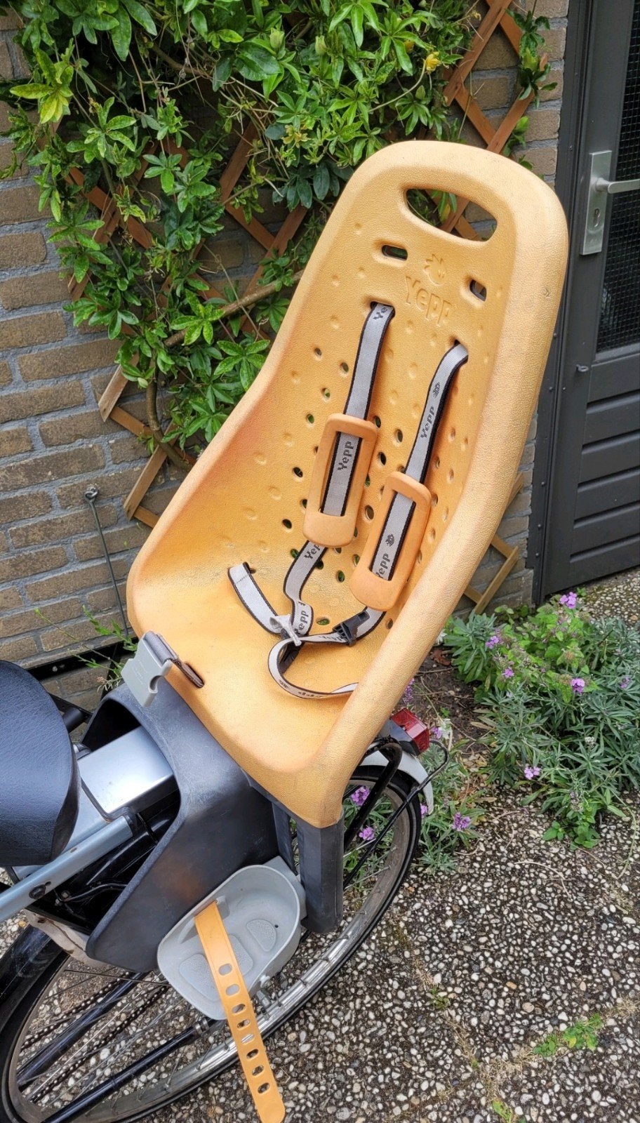 Oranje Yepp Maxi achter fietsstoeltje - zadelbuisbevestiging, Achterzitje, Yepp (Thule), Ophalen, 15 t/m 25 kg