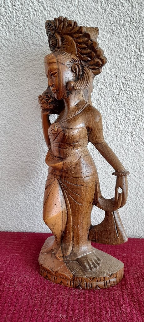 Balinese dame draagt mand met offergift 33 cm, Verzenden