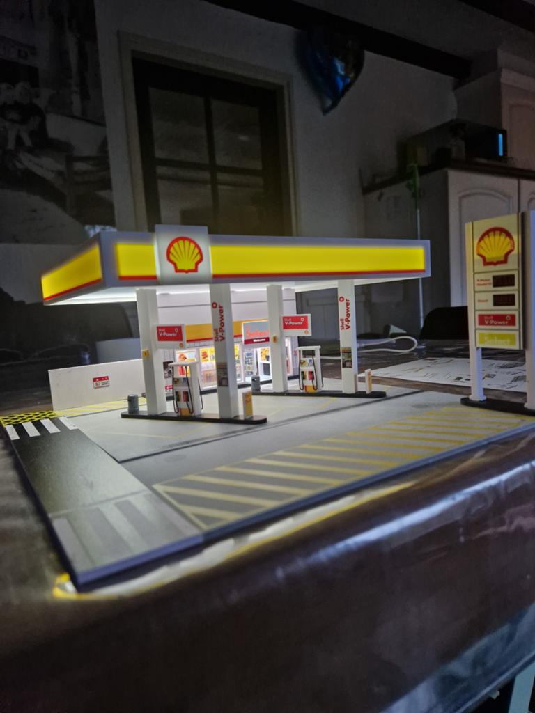 Shell tankstation met verlichting 1:64, Ophalen of Verzenden, Zo goed als nieuw, 1:50 of kleiner, Diorama