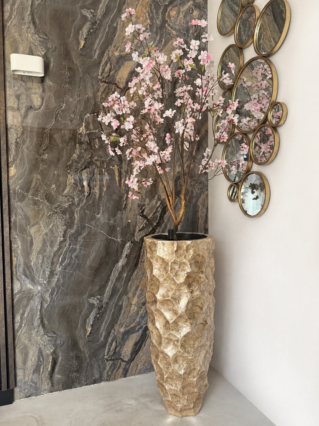 Grote Schelpen Vaas met Bloesemboom - 2 meter hoog, Ophalen, Overige materialen, Beige, Inclusief decoratie