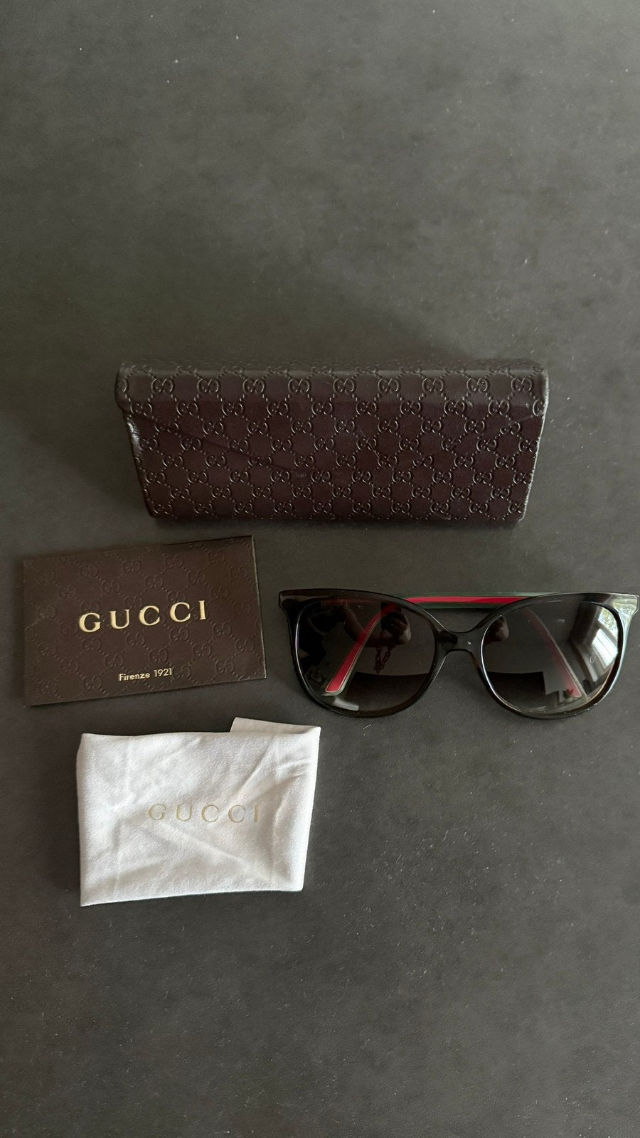 Gucci zonnebril met brillenkoker, Sieraden, Tassen en Uiterlijk, Zonnebrillen en Brillen | Dames, Overige merken, Gebruikt, Zonnebril