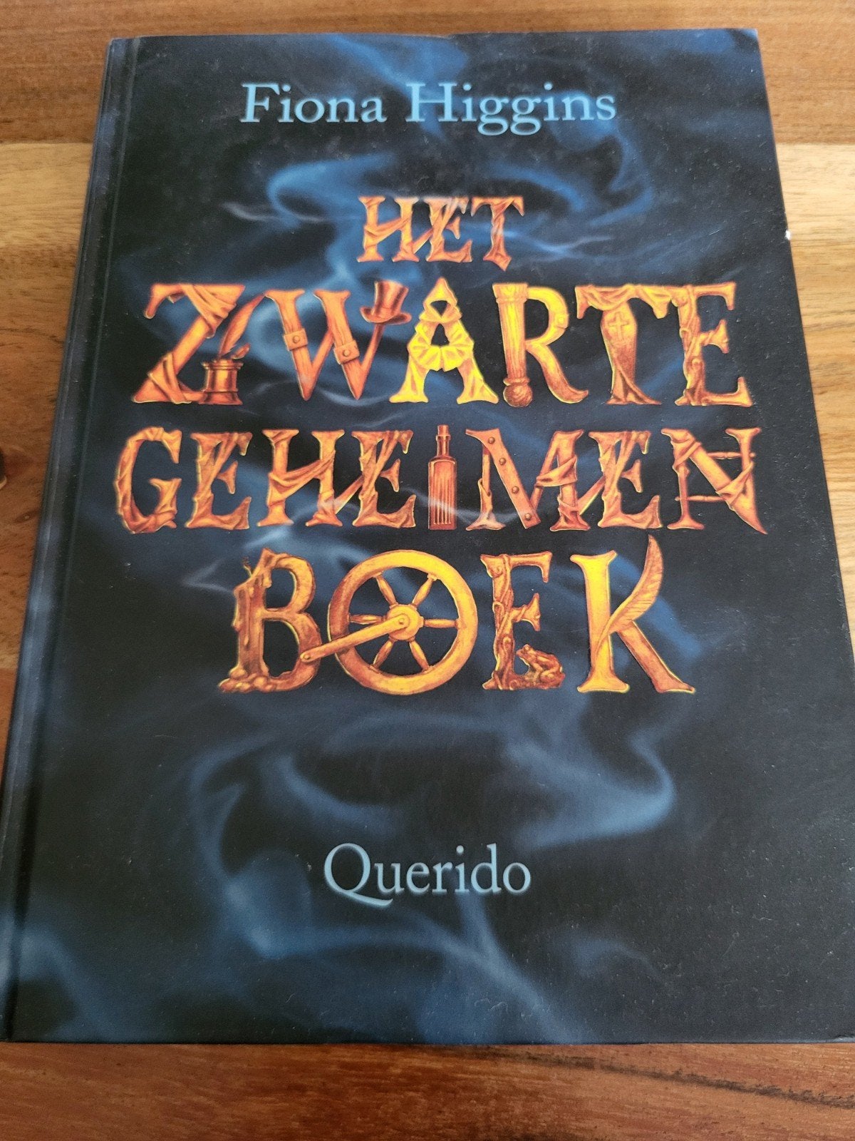 Het Zwarte Geheimenboek - Fiona Higgins, Ophalen of Verzenden, Gelezen, Fiona Higgins, Nederland