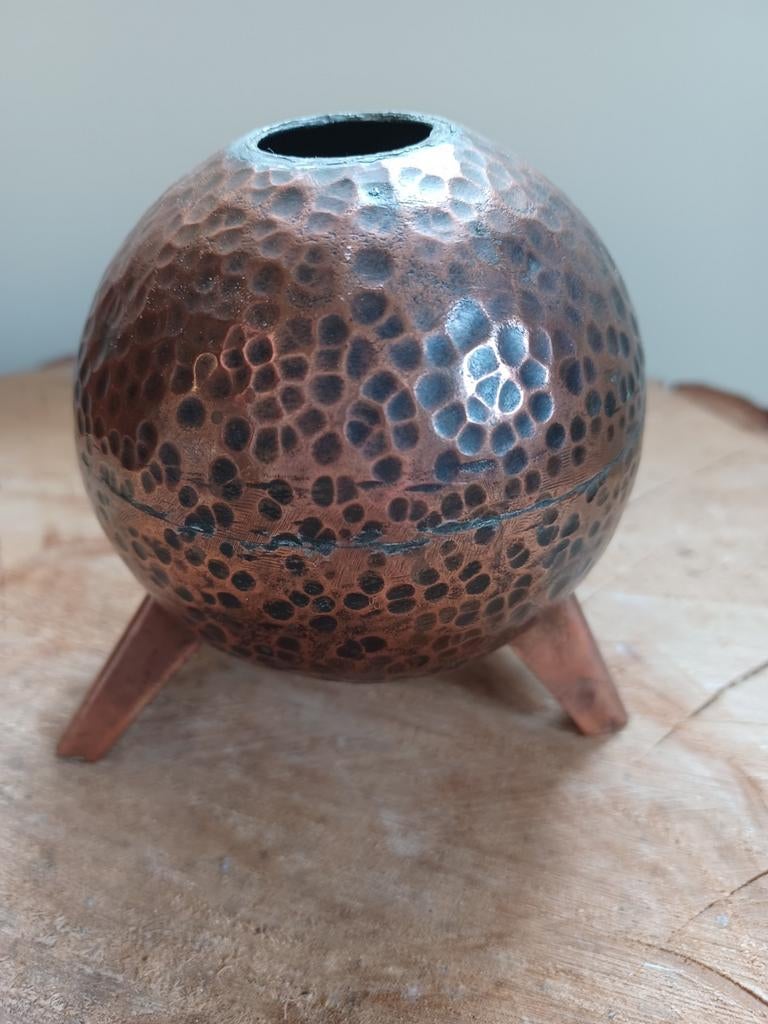 Koperen bolvaasje op pootjes, gehamerd, Antiek en Kunst, Antiek | Koper en Brons, Ophalen of Verzenden, Koper