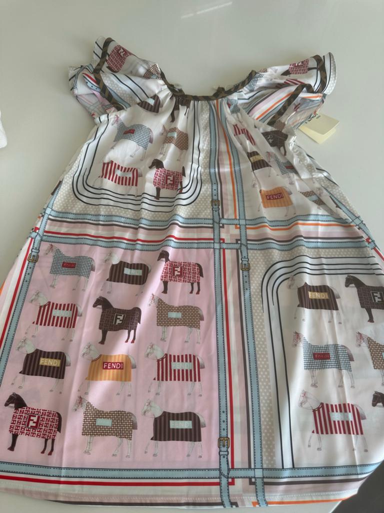 Nieuwe Fendi Kids Zijden Jurk met Paardenprint - Maat 90, Kinderen en Baby's, Ophalen of Verzenden, Nieuw, Meisje, Jurk of Rok