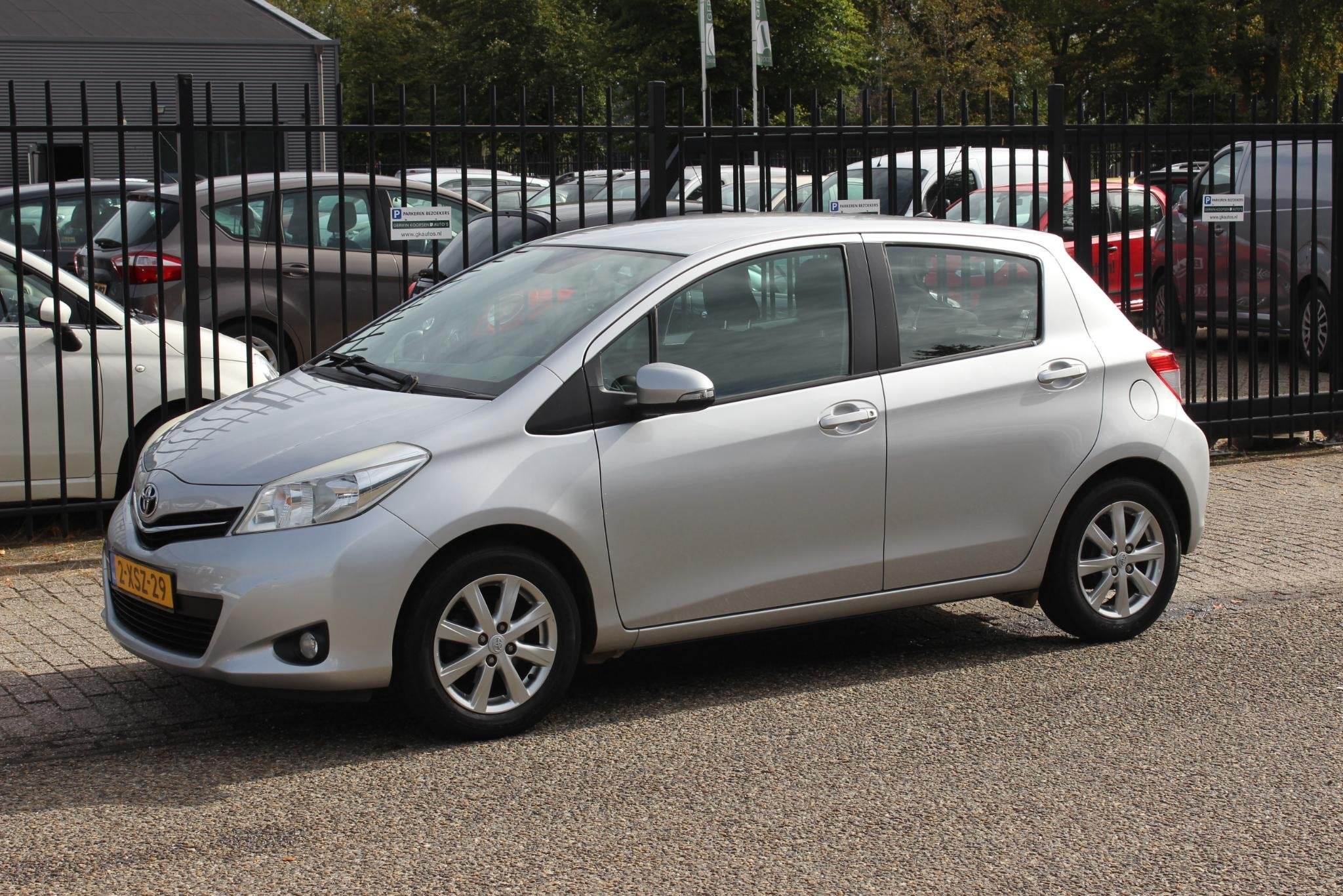 Toyota Yaris 1.0 VVT-i Aspiration, Airco, Trekhaak!, Auto's, Euro 5, Stof, Gebruikt, Bedrijf