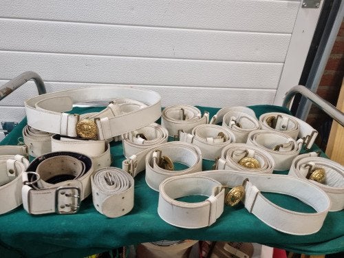 riemen wit leer 18 stuks met messing sluiting, Kleding | Dames, Riemen en Ceinturen, Ophalen of Verzenden, 'T Olde Gre-j, Info@toldegrej.nl