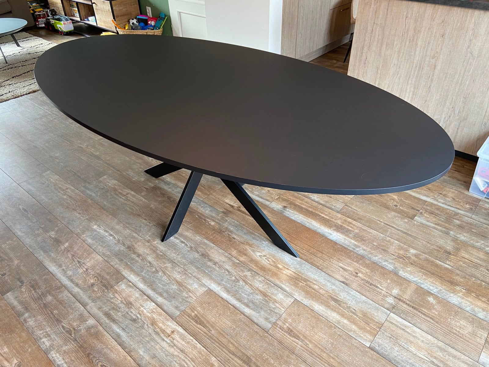 Mooie zwarte ovale tafel, Huis en Inrichting, Tafels | Eettafels, Gebruikt, 100 tot 150 cm, 200 cm of meer, Vijf personen of meer