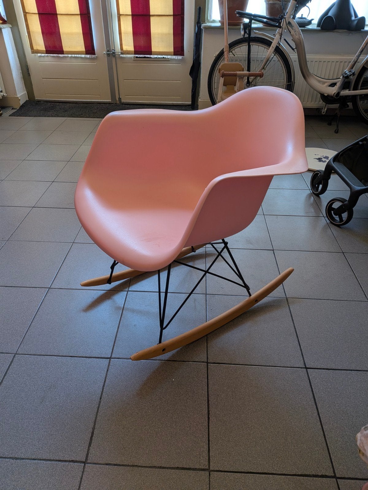 Roze schommelstoel, Eames stijl, zo goed als nieuw, Overige kleuren, Hout, Ophalen of Verzenden, Zo goed als nieuw