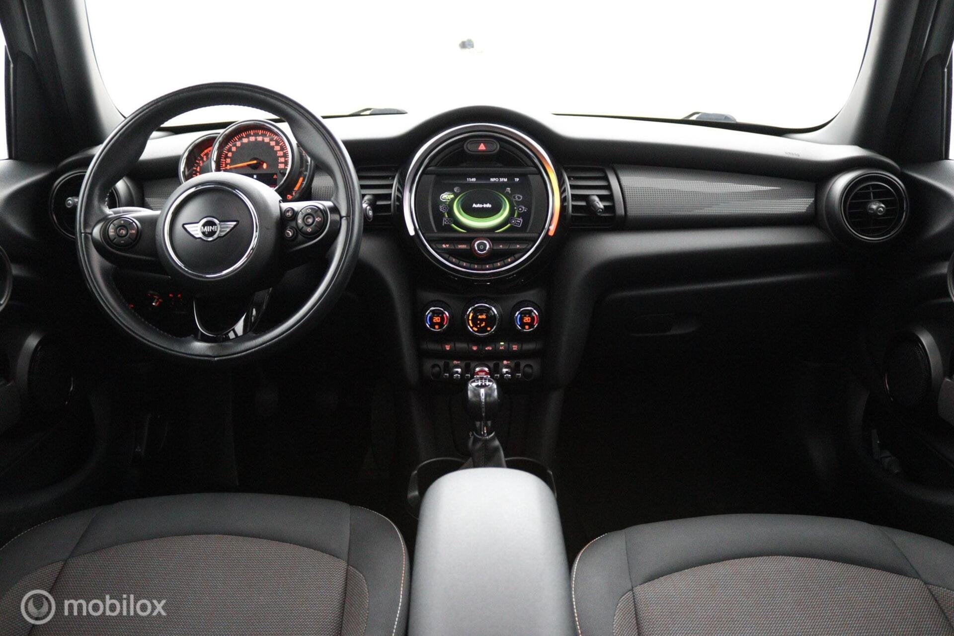 Mini 5-Deurs 1.5 Cooper Business | PANO | NAVI | CRUISE| CLI, Gebruikt, Euro 6, 49 €/maand, Origineel Nederlands