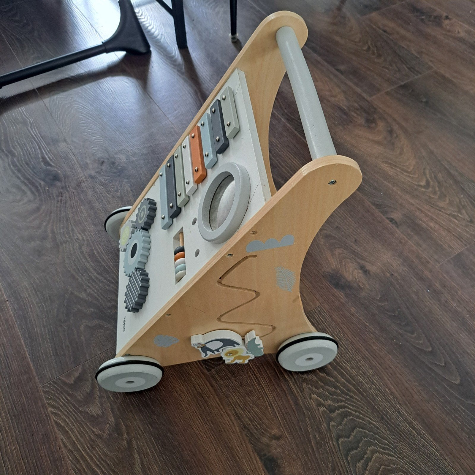 Houten loopwagen met activiteitenpaneel Tryco, Ophalen