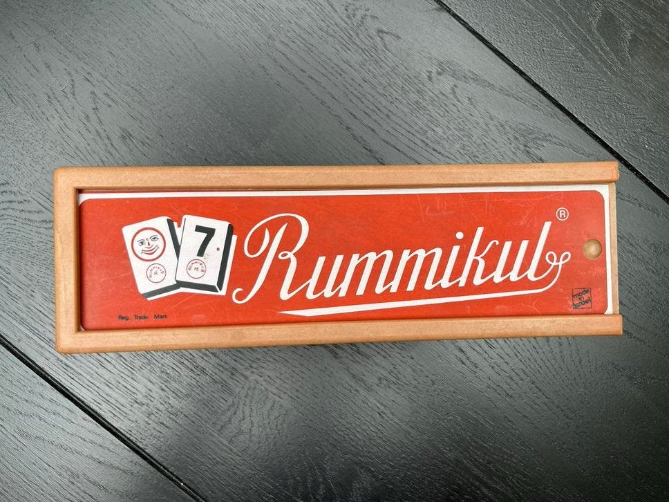 Rummikub - Het klassieke cijferspel, Hobby en Vrije tijd, Gezelschapsspellen | Bordspellen, Drie of vier spelers, Ophalen of Verzenden