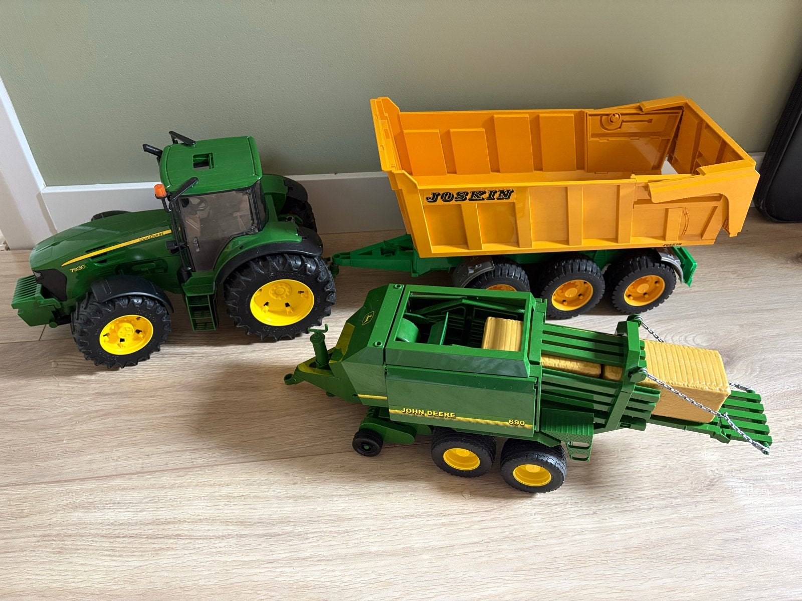 Bruder John Deer set tractor, balenpers & kiepaanhanger, Ophalen, Zo goed als nieuw