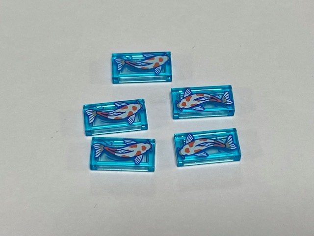 Partij nieuwe Lego 5x 1x2 tegels met witte koi / vis, Overige thema's, Lego, Nieuw, Ophalen of Verzenden