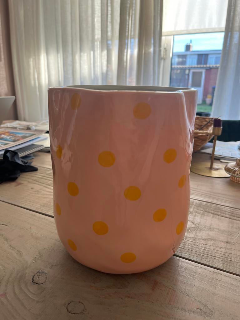 Lichtroze Vaas met Gele Stippen - Nieuw!, Geel, Aardewerk of Porselein, Nieuw, Ophalen of Verzenden