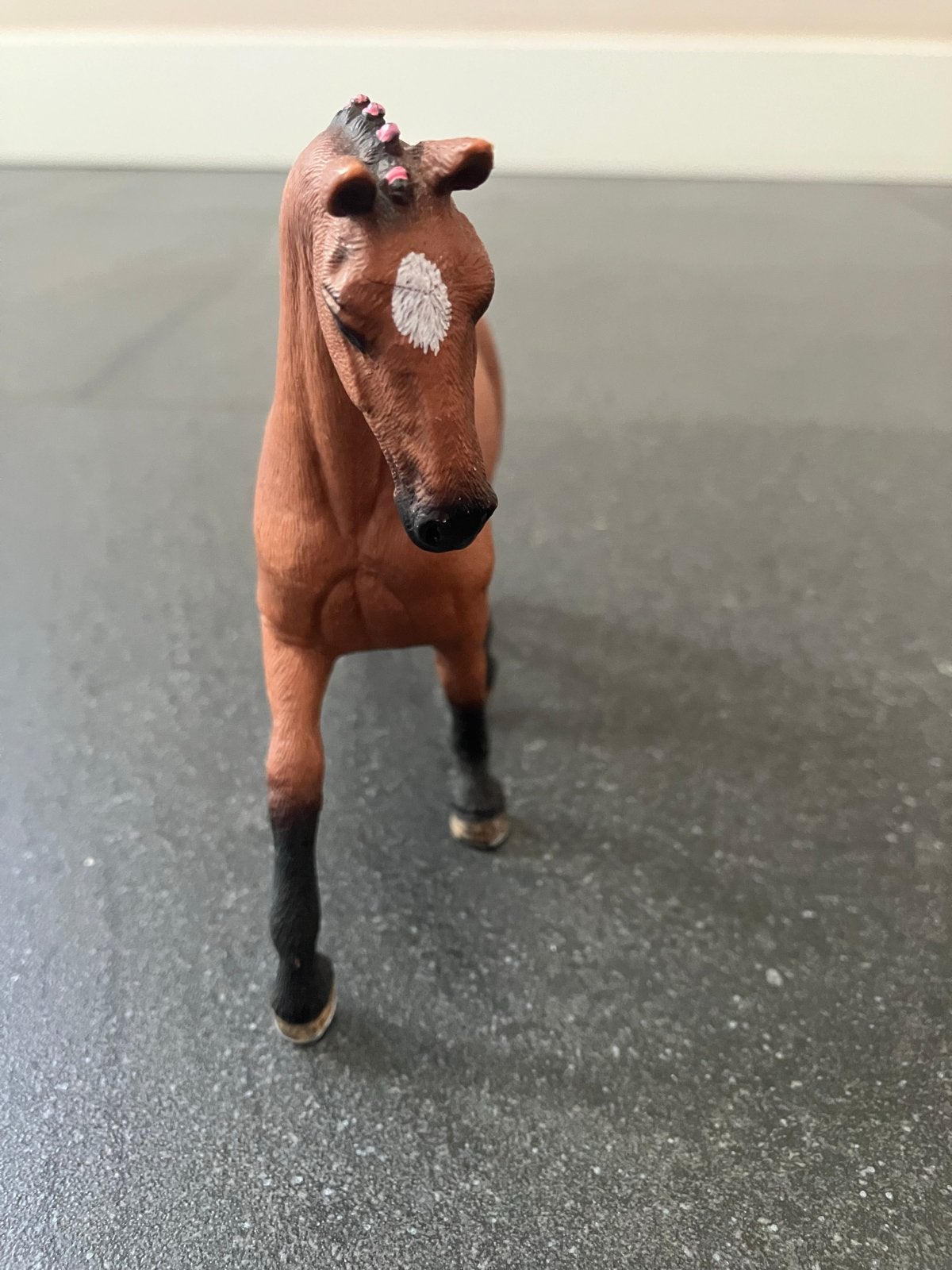 Schleich paard bruin met vlechtjes, Ophalen of Verzenden, Zo goed als nieuw