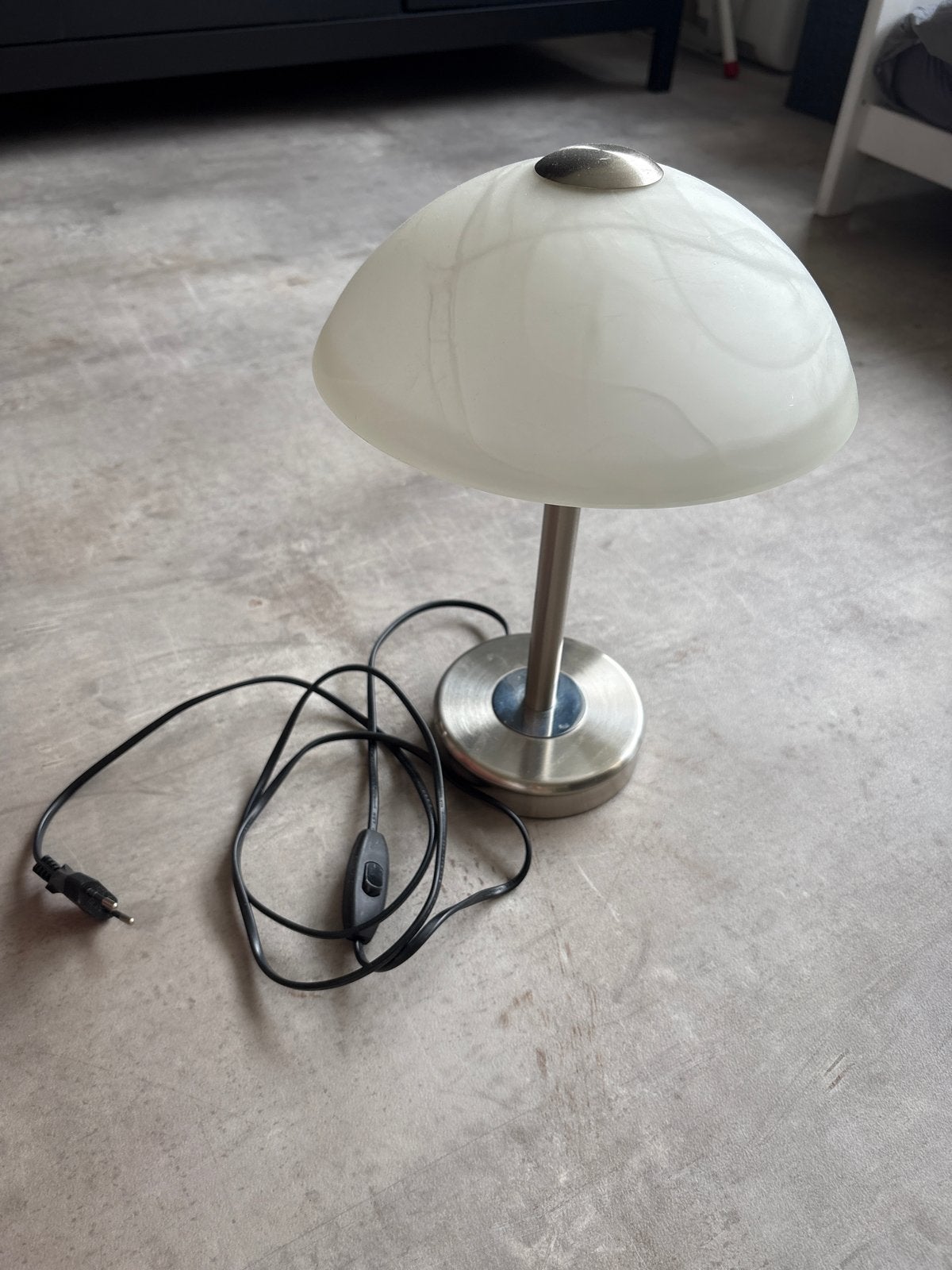 Moderne tafellamp met glazen kap en metalen voet, Ophalen, Met schakelaar, Gebruikt, Overige merken
