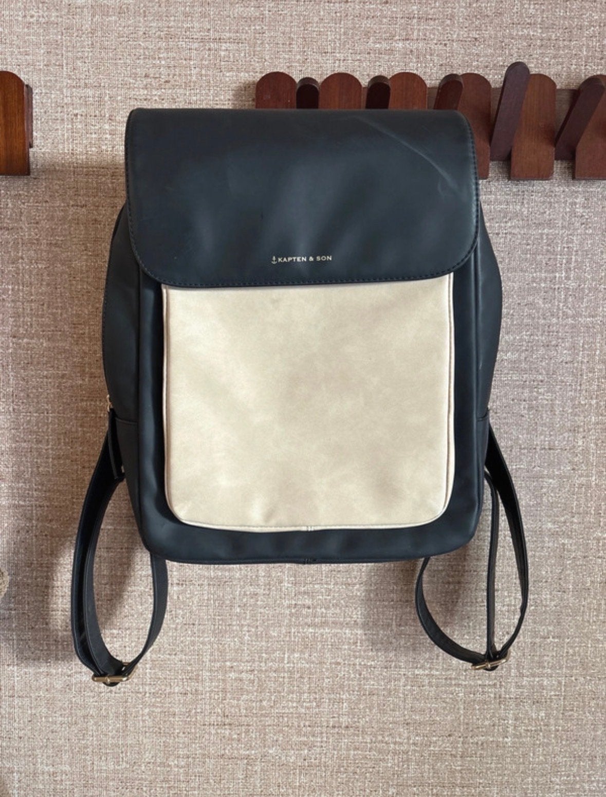 Kapten & Son Rugzak - Zwart met Beige, Sieraden, Tassen en Uiterlijk, Overige merken, 25 tot 40 cm, Ophalen of Verzenden, Zo goed als nieuw