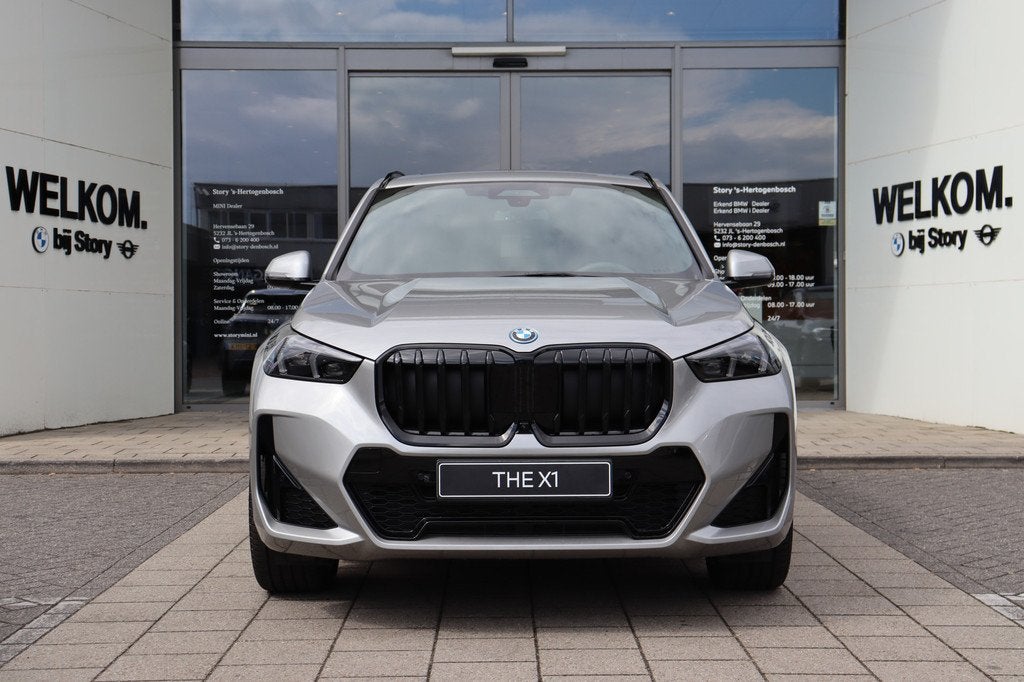 BMW X1 xDrive25e M Sport Automaat / Panoramadak / Trekhaak /, Auto's, BMW, Zwart, Bedrijf, Hybride Elektrisch/Benzine, 3 cilinders