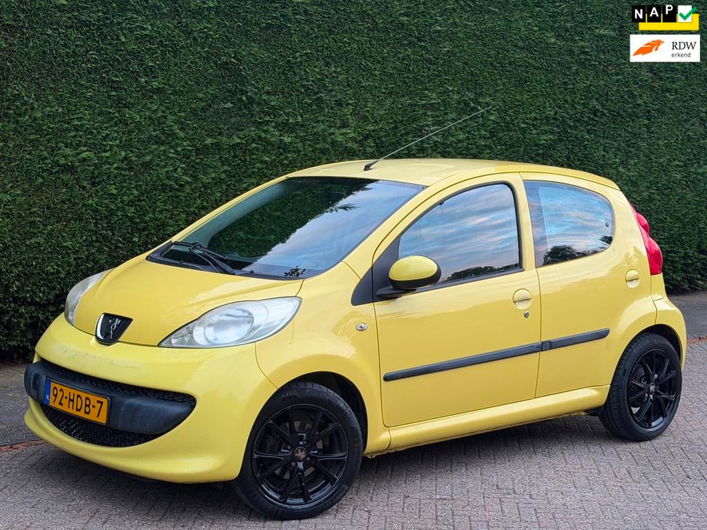 Peugeot 107 1.0-12V XS RIJDGOED/AIRCO/CARPLAY/APK 10-26, Voorwielaandrijving, Stof, Gebruikt, Zwart