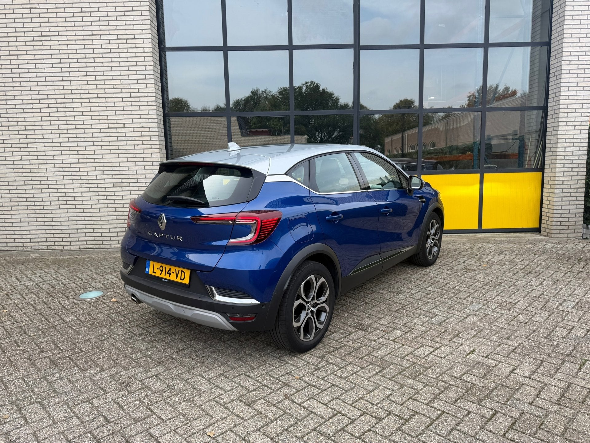 Renault Captur 140PK Edition One, Trekhaak Bose geluid & Ful, Auto's, Gebruikt, Blauw, Leder, Bedrijf