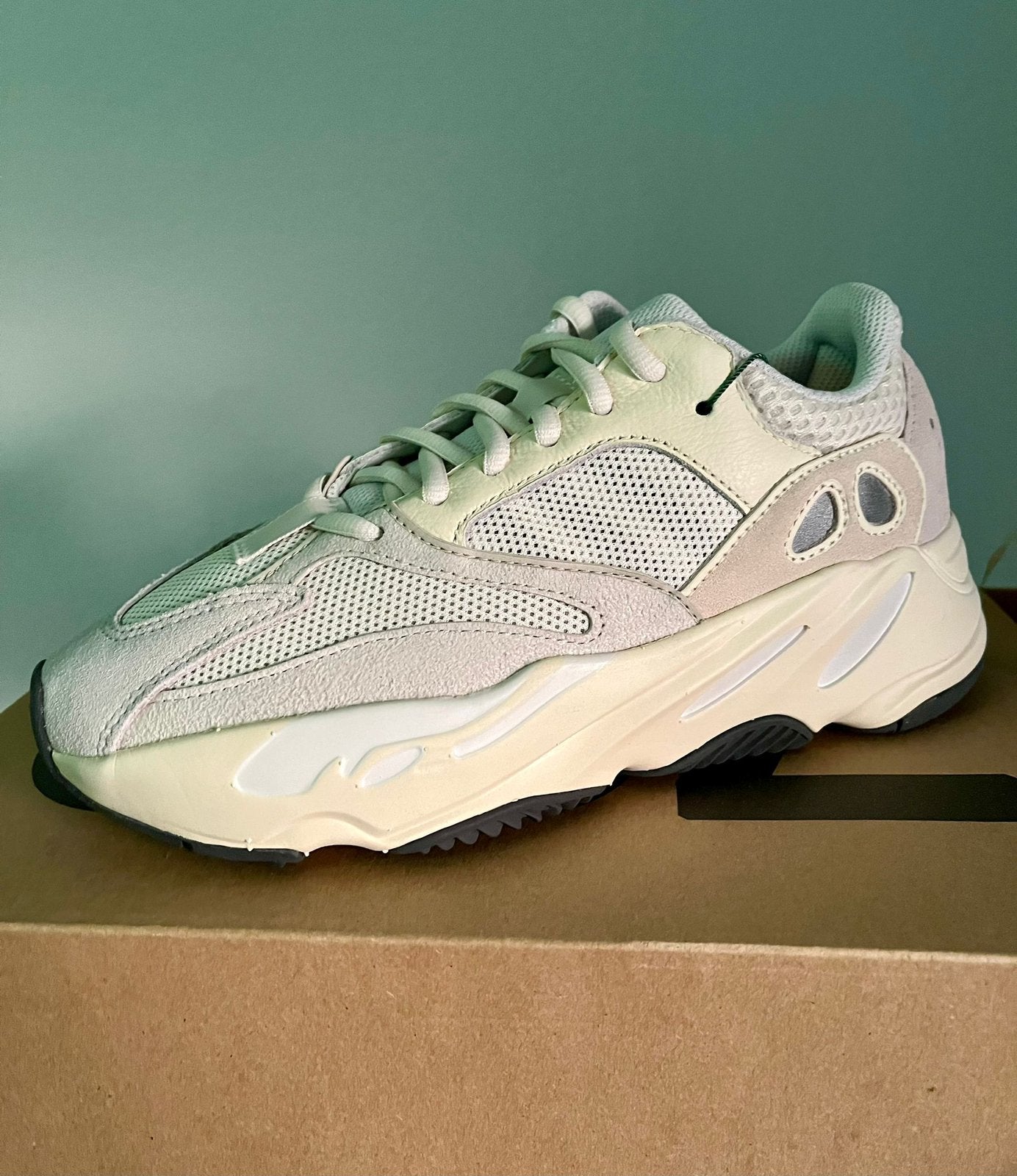 Adidas YEEZY 700 ‘Analog’ - Nieuw - Origineel - 42, Kleding | Heren, Schoenen, Wit, Nieuw, Ophalen of Verzenden, Sneakers of Gympen