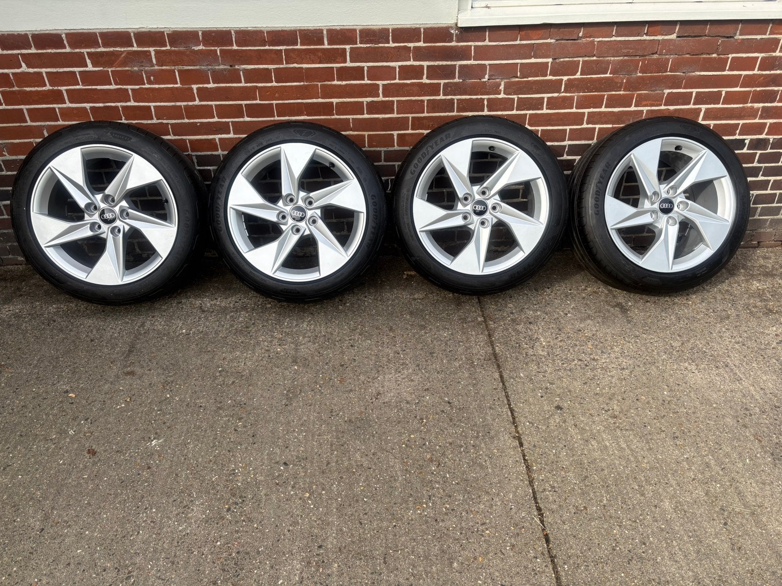 Nieuwe banden op velg Audi A3, Banden en Velgen, Nieuw, 17 inch, Ophalen of Verzenden
