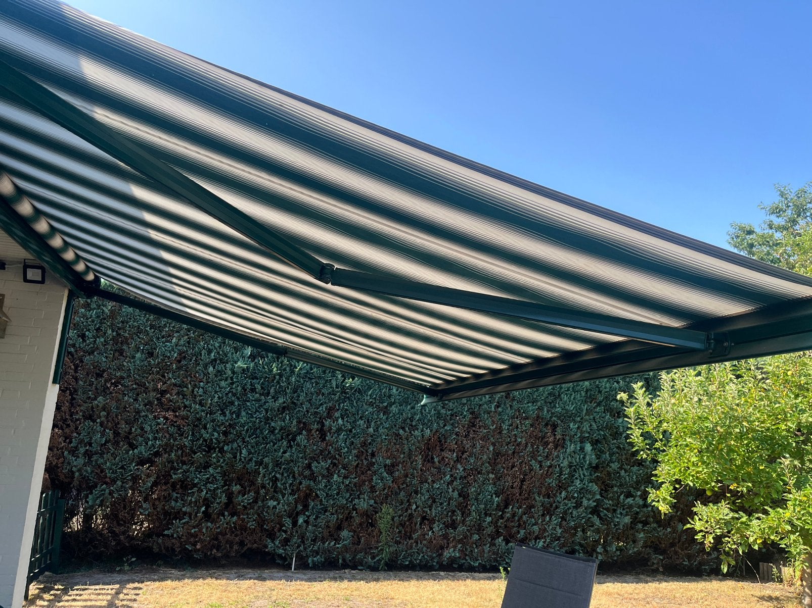 Elektrisch zonnescherm knikarm - groen/wit, Tuin en Terras, Ophalen, Gebruikt, Elektrisch, 250 cm tot 450 cm