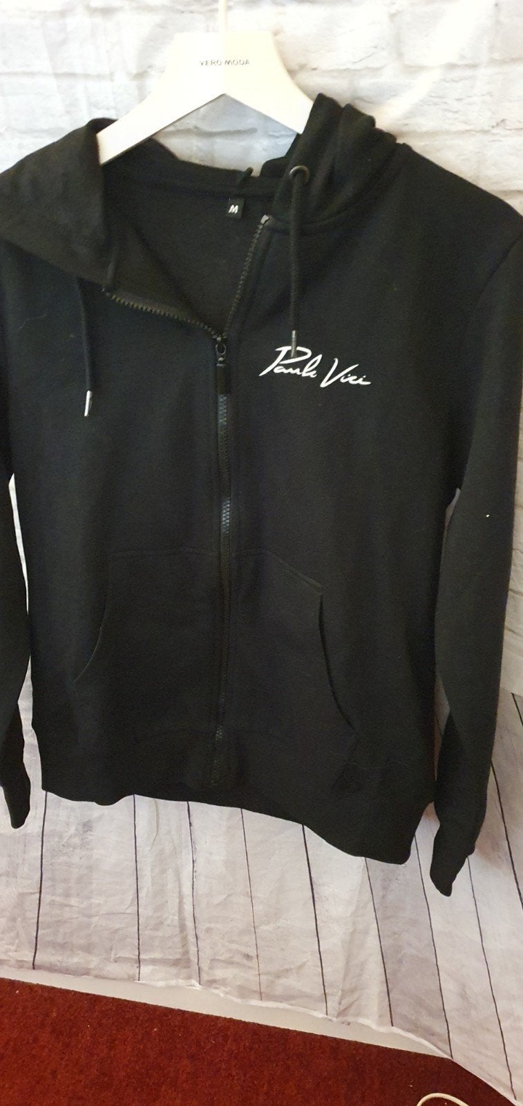 Nieuwe zwarte hoodie met rits en logo - Maat M, Maat 38/40 (M), Verzenden, Zwart, Nieuw