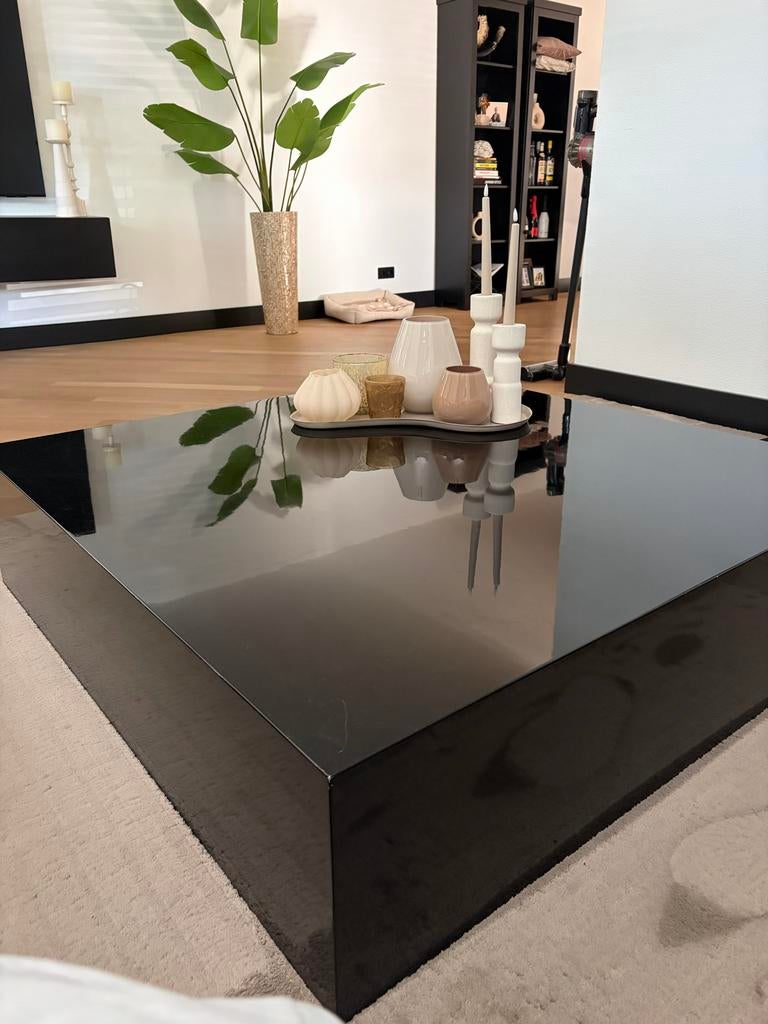 Moderne zwarte salontafel met hoogglans afwerking, Huis en Inrichting, Tafels | Salontafels, Gebruikt, Minder dan 50 cm, 100 tot 150 cm