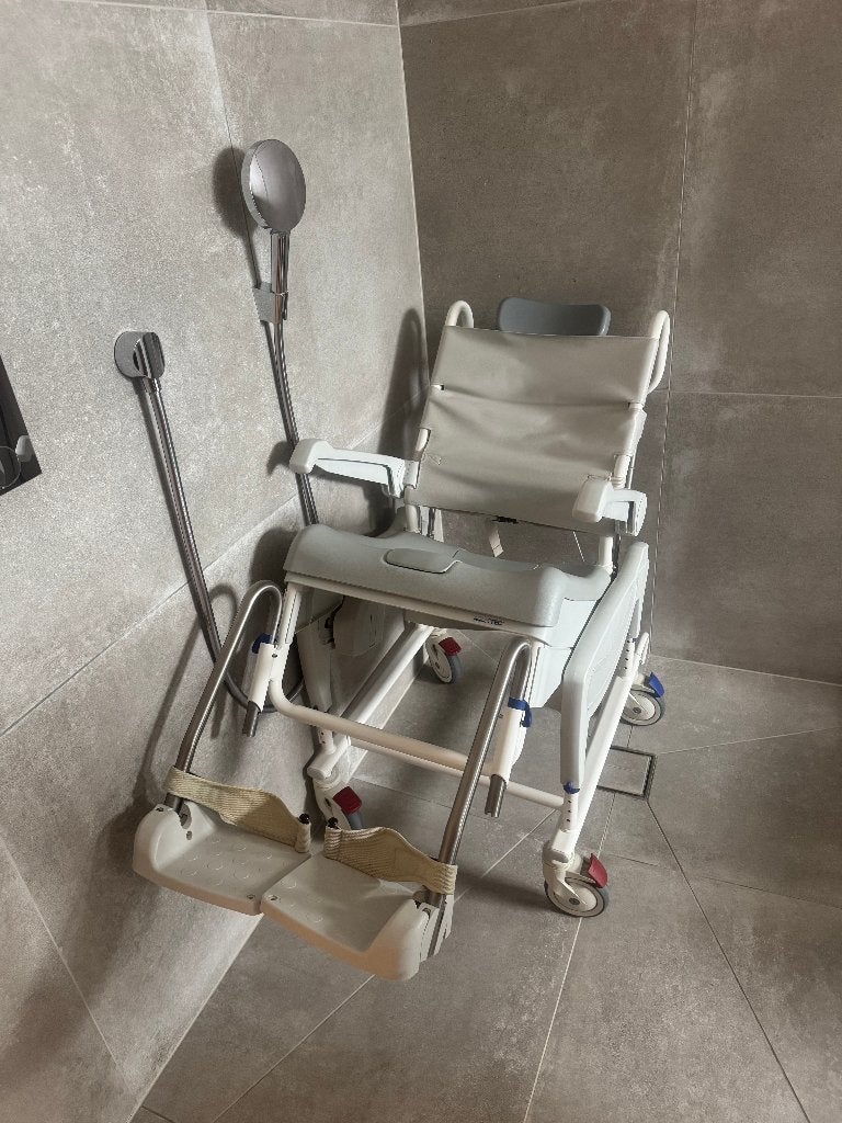 douche rolstoel, Ophalen, Zo goed als nieuw