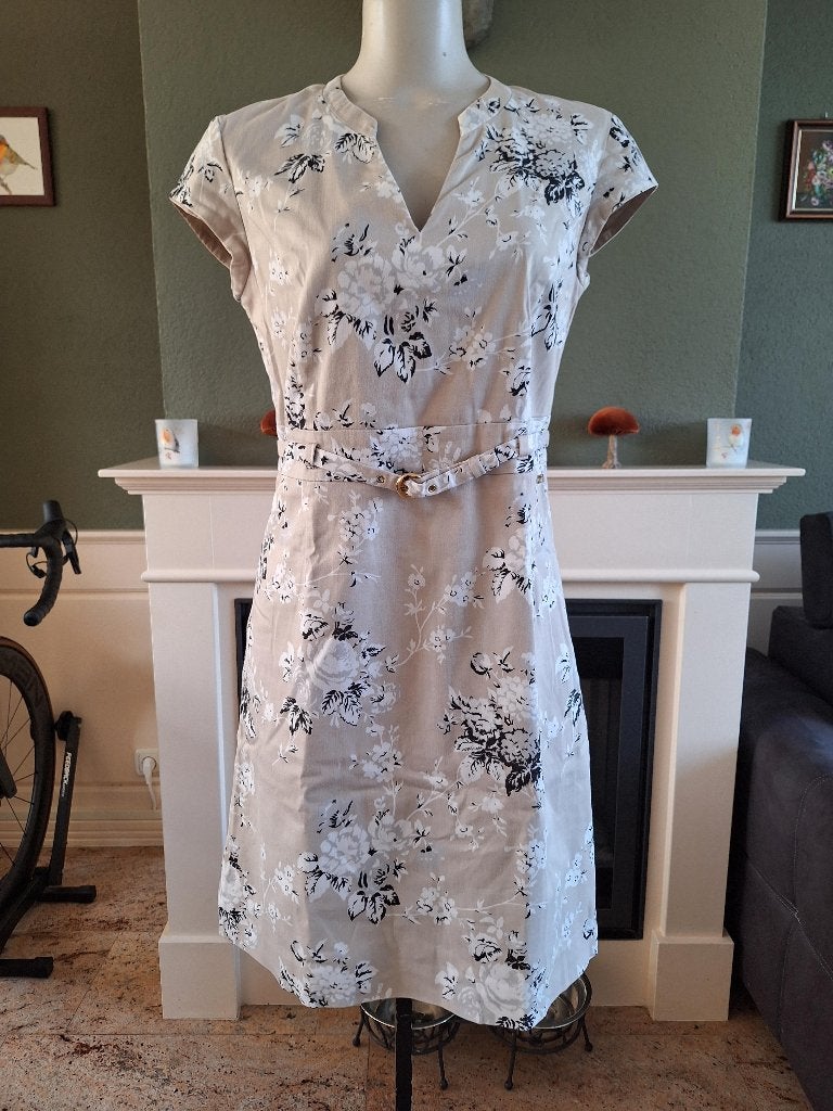 River Woods beige grijs wit zwart bloemen jurk 40 M, Kleding | Dames, Jurken, Verzenden, River Woods, Beige, Maat 42/44 (L)