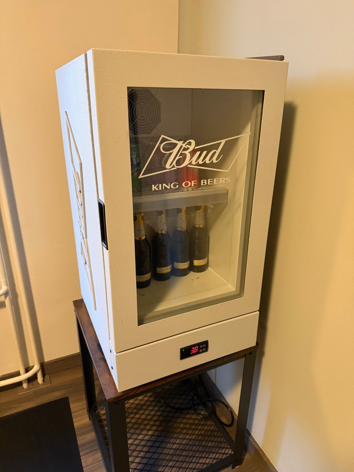 Budweiser Mini Koelkast met LED Verlichting, Zonder vriesvak, Minder dan 45 cm, Ophalen, 85 tot 120 cm