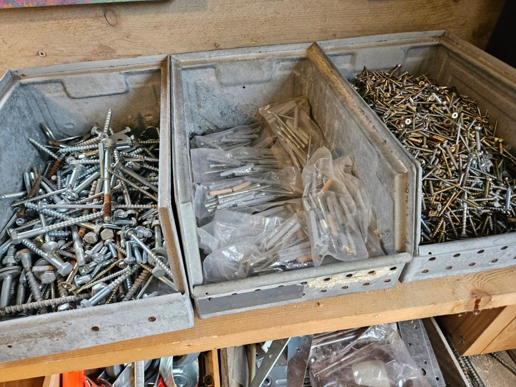 3 Stapelbakken vol met schroeven, Ophalen