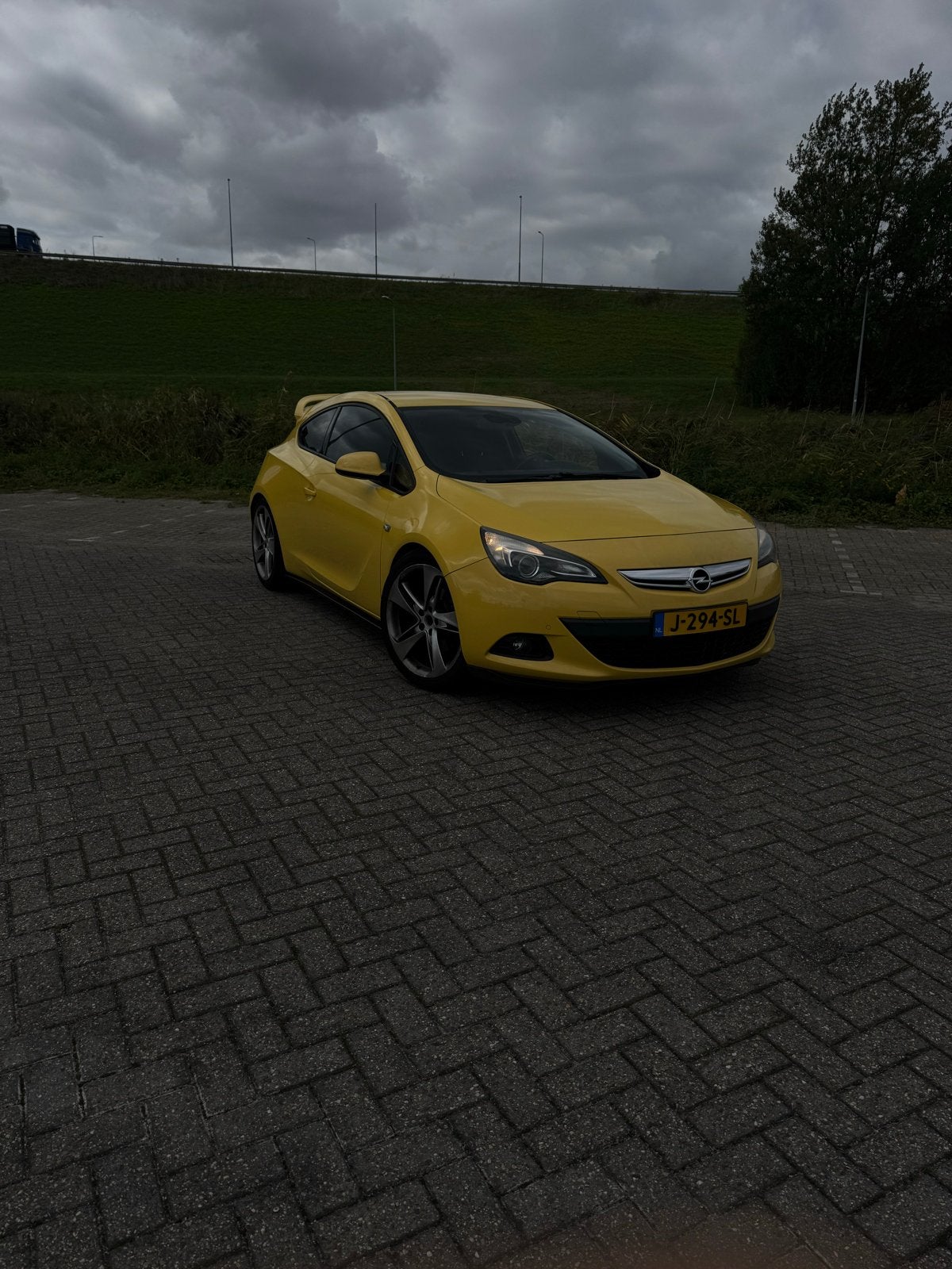 Foto 20 van Opel Astra 1.6 T 180PK Ecotec 2011 Geel
