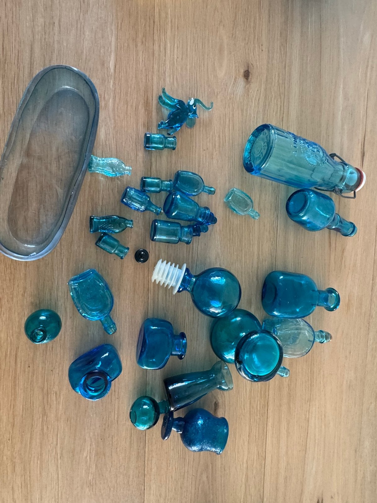 Verzameling van blauwe glazen flesjes, -stoppen en decoratie, Ophalen of Verzenden