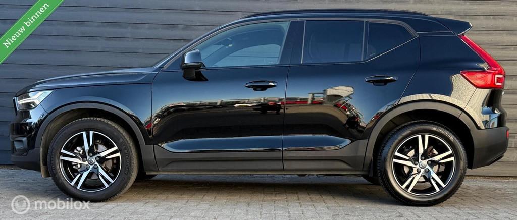 Volvo XC40 1.5 T 130PK R-Design Automaat LED/Navi/DAB+/Camer, Auto's, Volvo, 1525 kg, Gebruikt, Zwart, 14 km/l