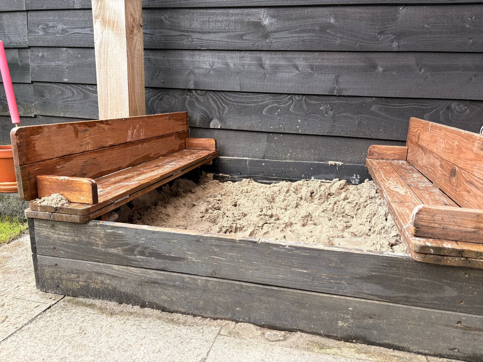 Houten zandbak met bankjes, Ophalen, Gebruikt
