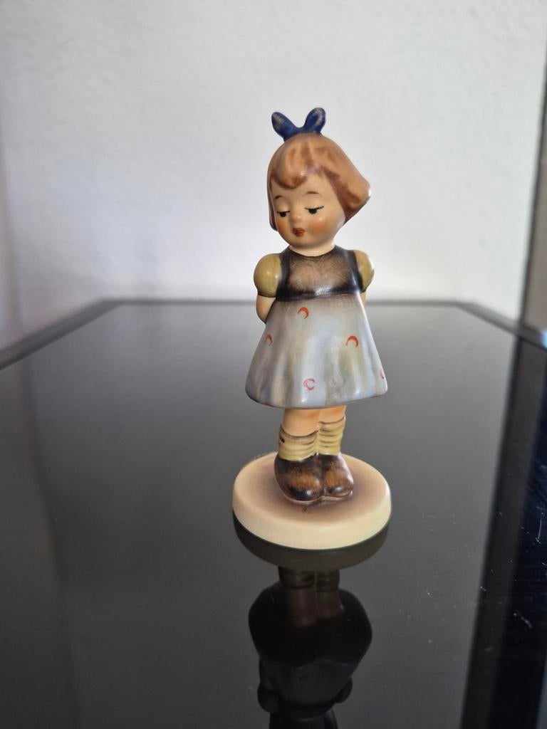 Vintage Hummel beeldje: Meisje met blauwe strik, Ophalen of Verzenden