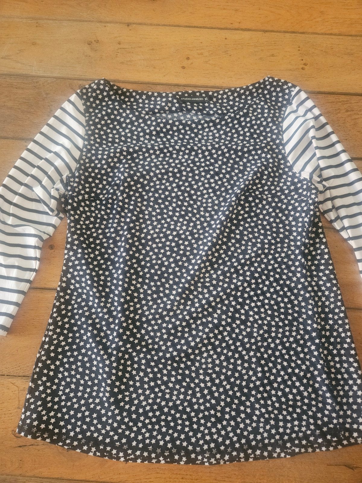 Zwart shirt met sterrenprint en gestreepte mouwen, Studio Anneloes, Zwart, Maat 42/44 (L), Ophalen of Verzenden