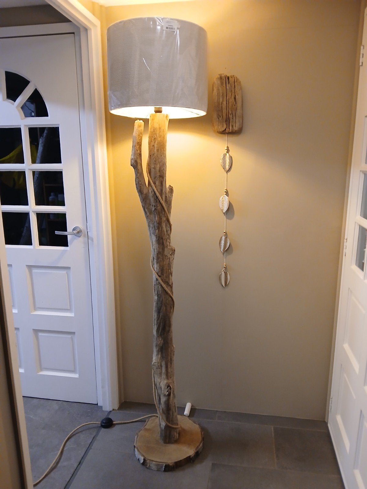 Landelijke staande lamp van drijfhout uit Oostenrijk, Huis en Inrichting, Ophalen, Stoer sober robuust landelijk drijfhout, Nieuw