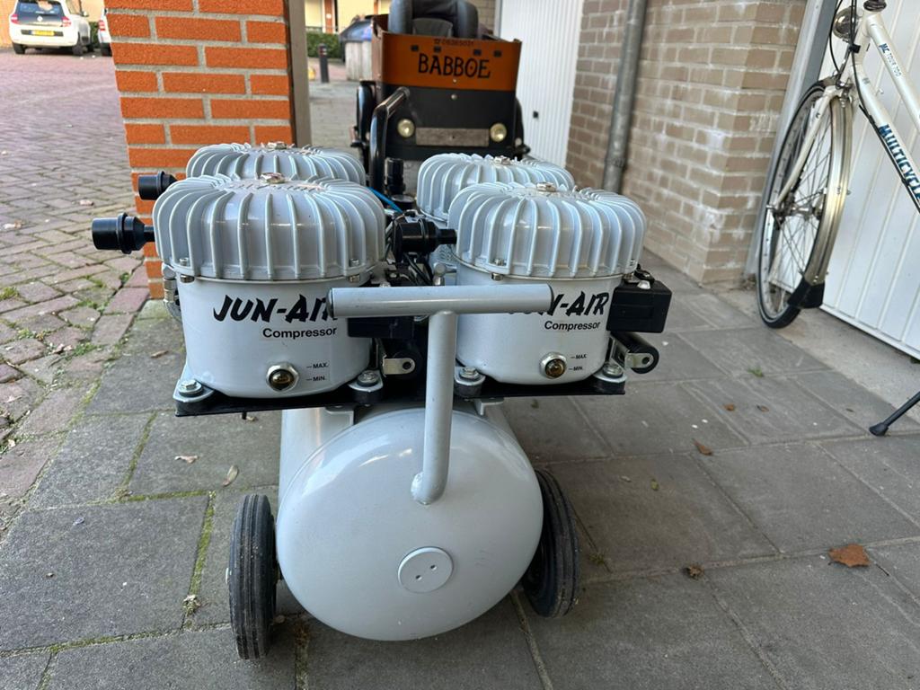 Jun air stille compressor 4 kops, Doe-het-zelf en Verbouw, Compressors, Gebruikt, Ophalen of Verzenden, Minder dan 200 liter/min