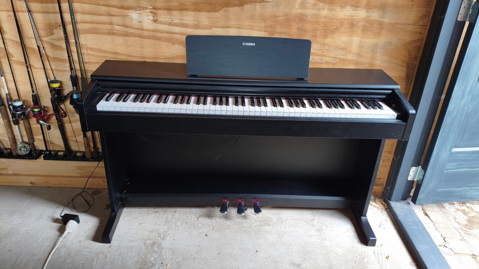 Yamaha Digitale piano YDP-145, Muziek en Instrumenten, Piano's, Ophalen, Zo goed als nieuw, Zwart